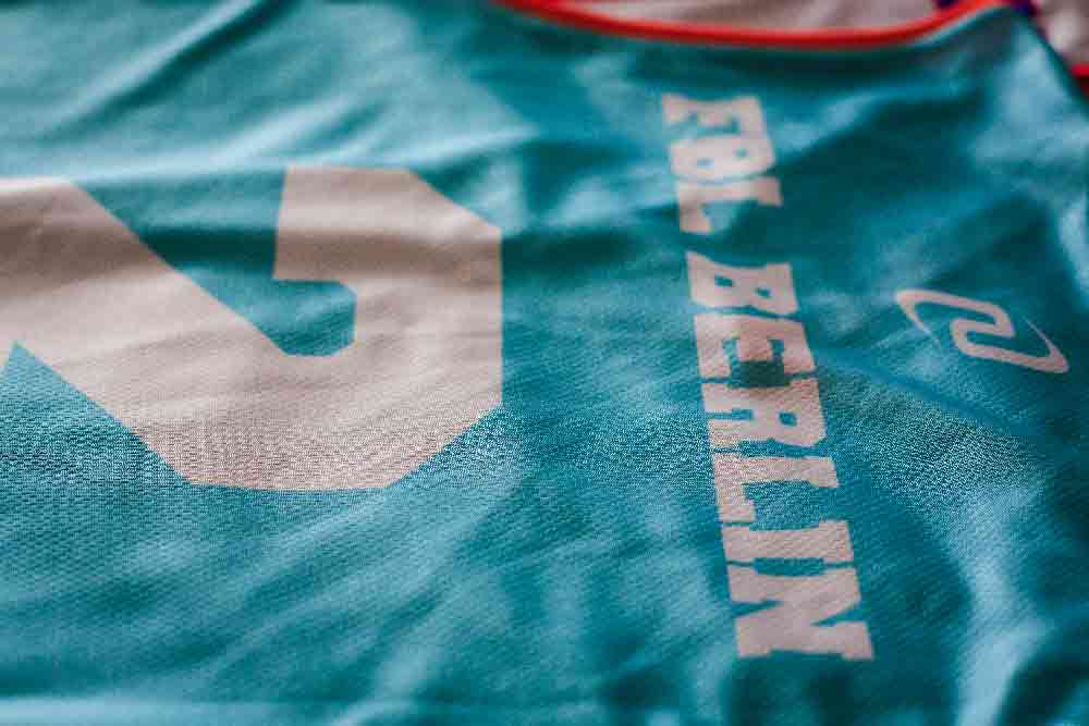 Basketballtrikots Detail Produktion