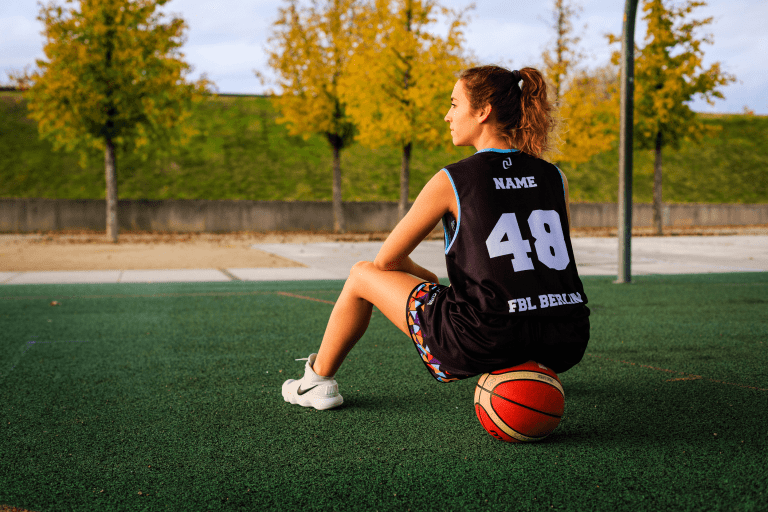 Basketballtrikots Frau Closeup Back